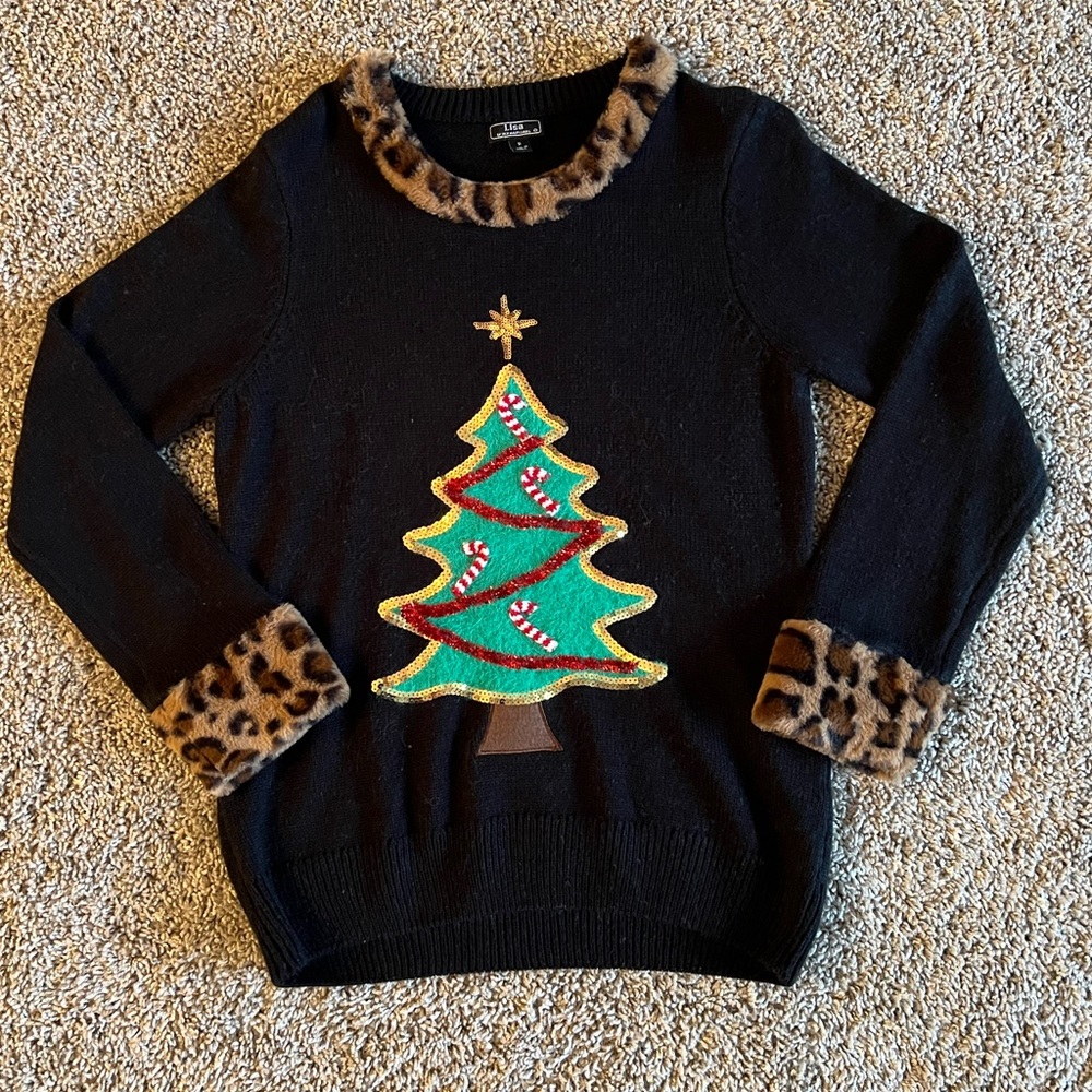 Knit Christmas sweater with leopard printed neck and sleeves